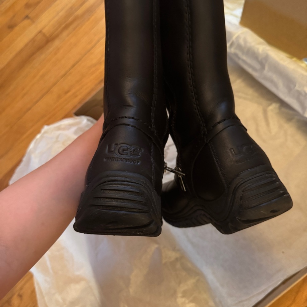 UGG Winter Boots

Miko Black Leather

Women's Black Fur-Lined Winter Boots - Picture 8 of 9